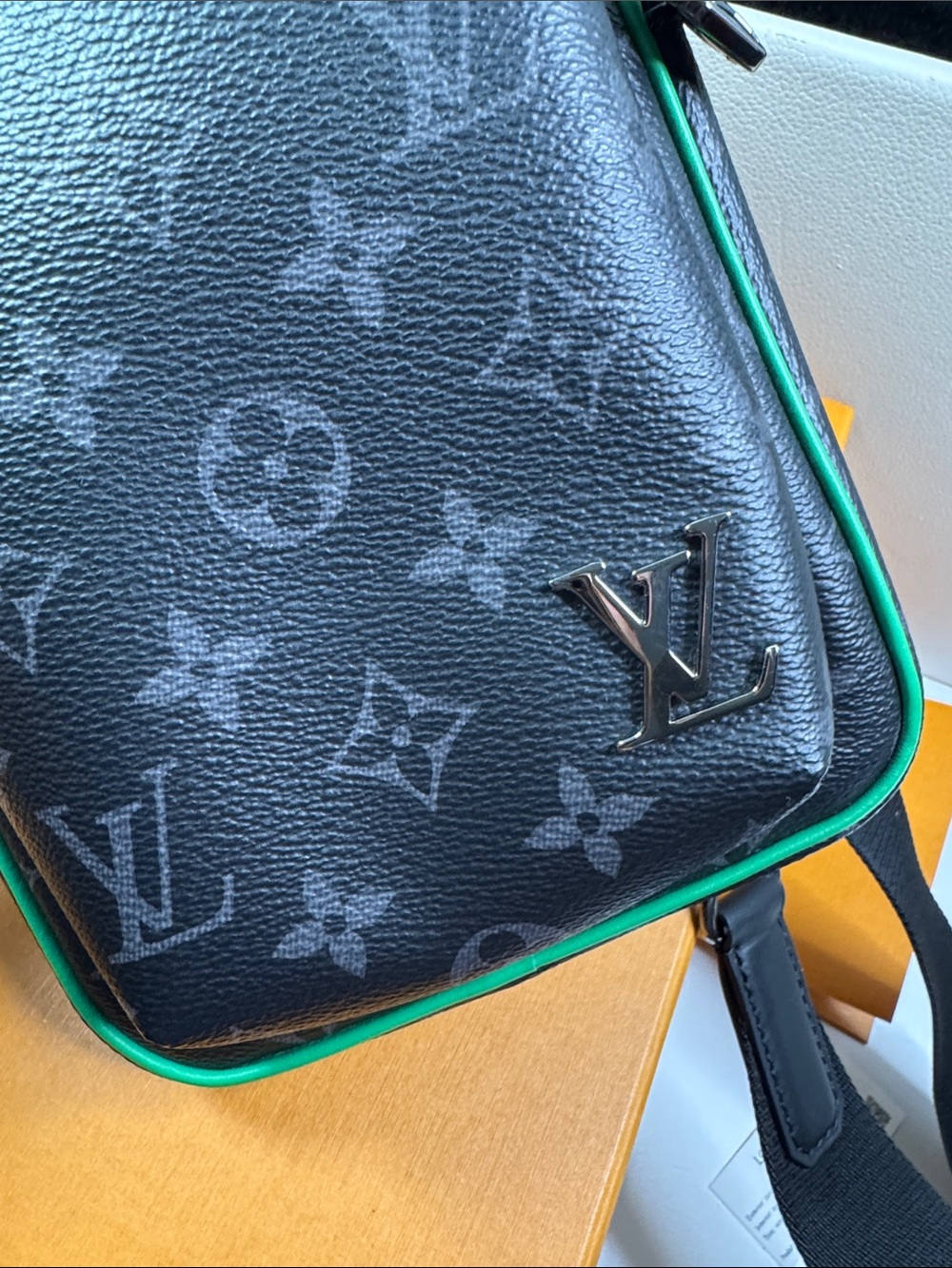 Unisex Louis Vuitton avenue slingbag eclipse black/green leather crossbody bag - Picture 3 of 13